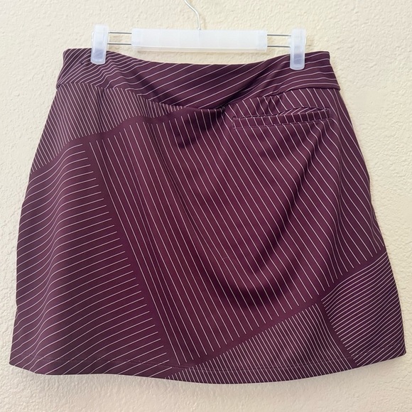 Nike | Women's Burgandy & White Striped Dri-FIT 16.5" Stripe Golf Skort - Size M - Picture 4 of 6